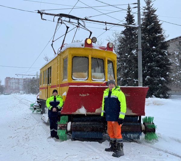 Шесть снегоочистителей задействованы в расчистке трамвайных путей