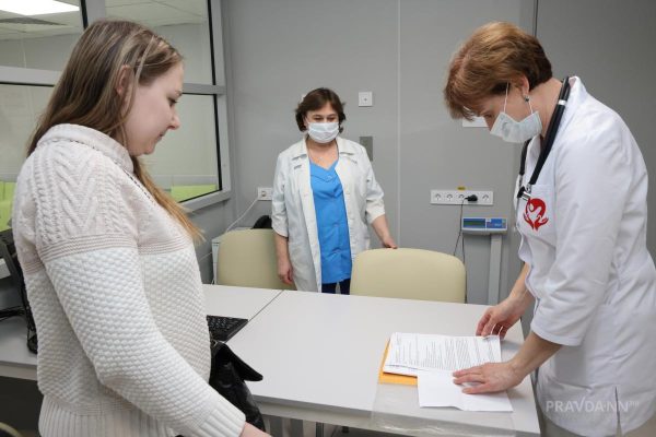 Нижегородцев с помощью новогодних открыток приглашают пройти диспансеризацию