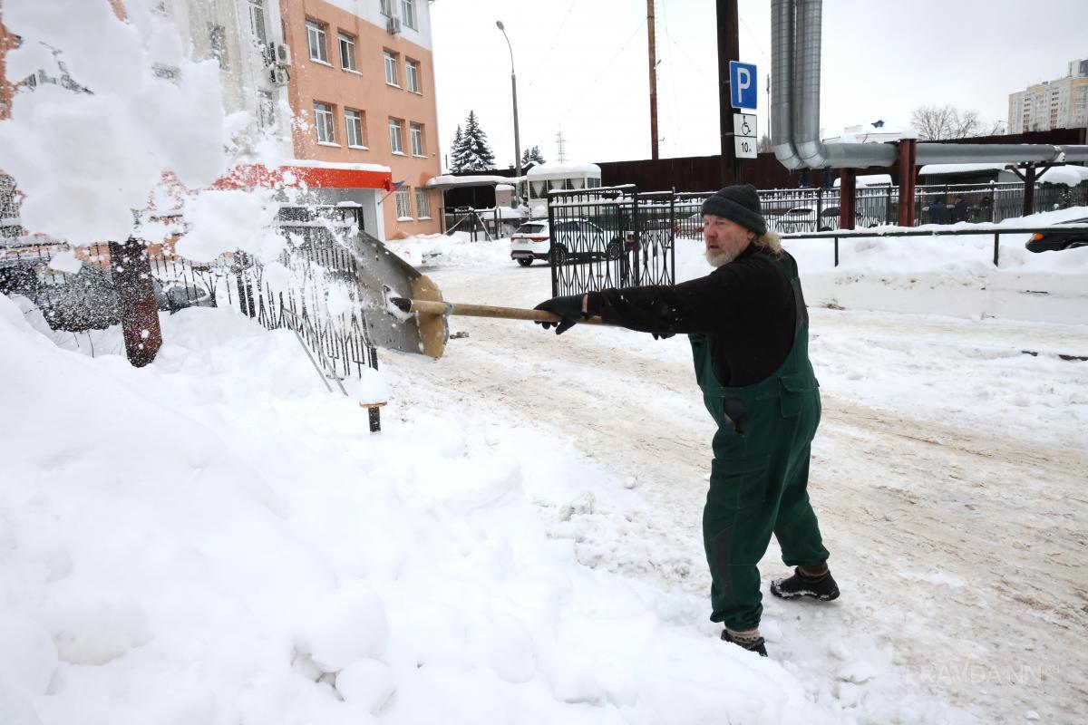 В Нижнем продолжают разгребать последствия снежной стихии