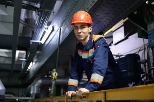 Лучший электромонтёр области пытается разгадать тайны электричества