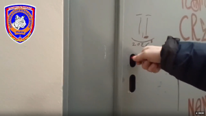 Подростки, пытаясь сделать необычные фотографии, застряли на крыше многоэтажки