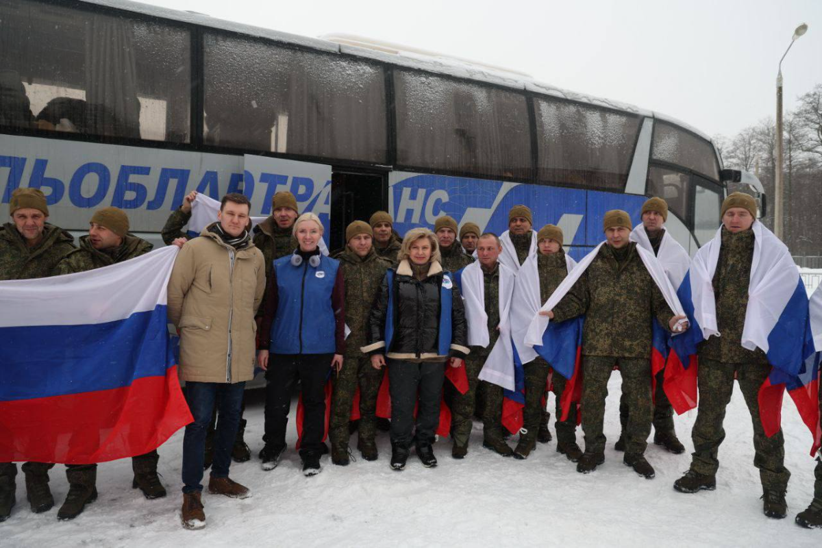 Еще 157 бойцов вернули домой из украинского плена