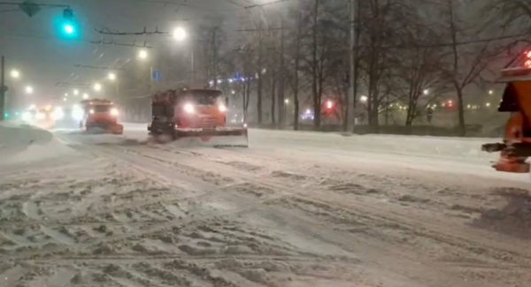 Минувшей ночью дорожники боролись со снегопадом в усиленном режиме