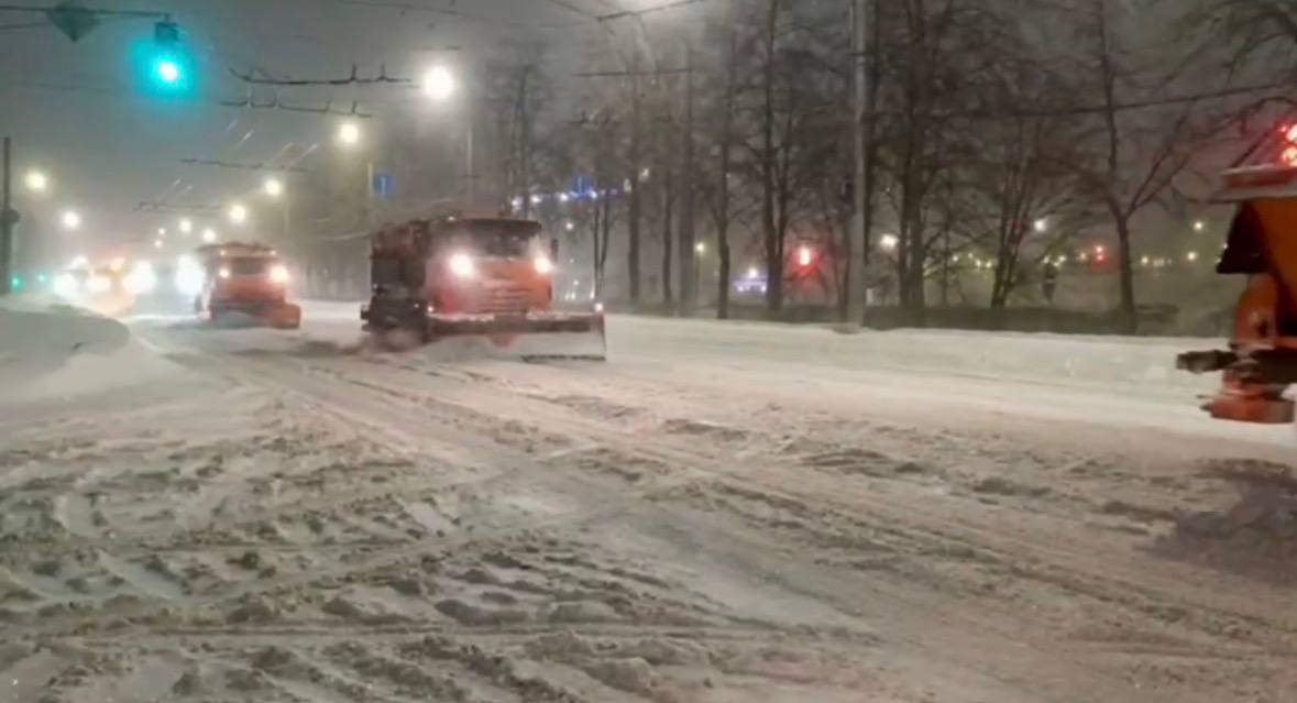 Минувшей ночью дорожники боролись со снегопадом в усиленном режиме