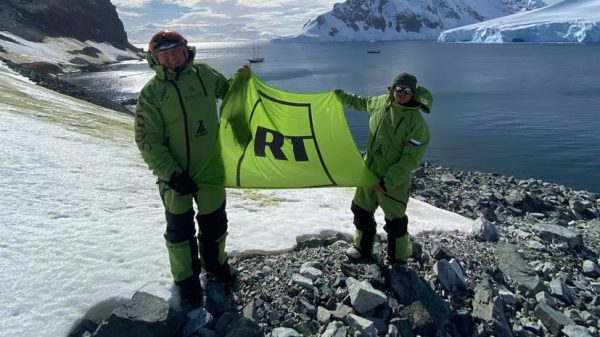 Путешественники Аксенов и Попов установили флаг RT в Антарктиде