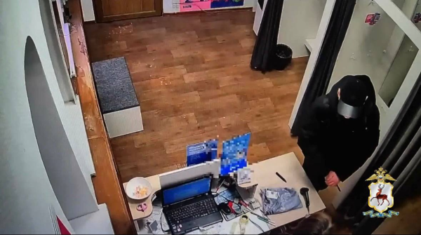 Ранее судимый мужчина напал с канцелярским ножом на сотрудницу ПВЗ