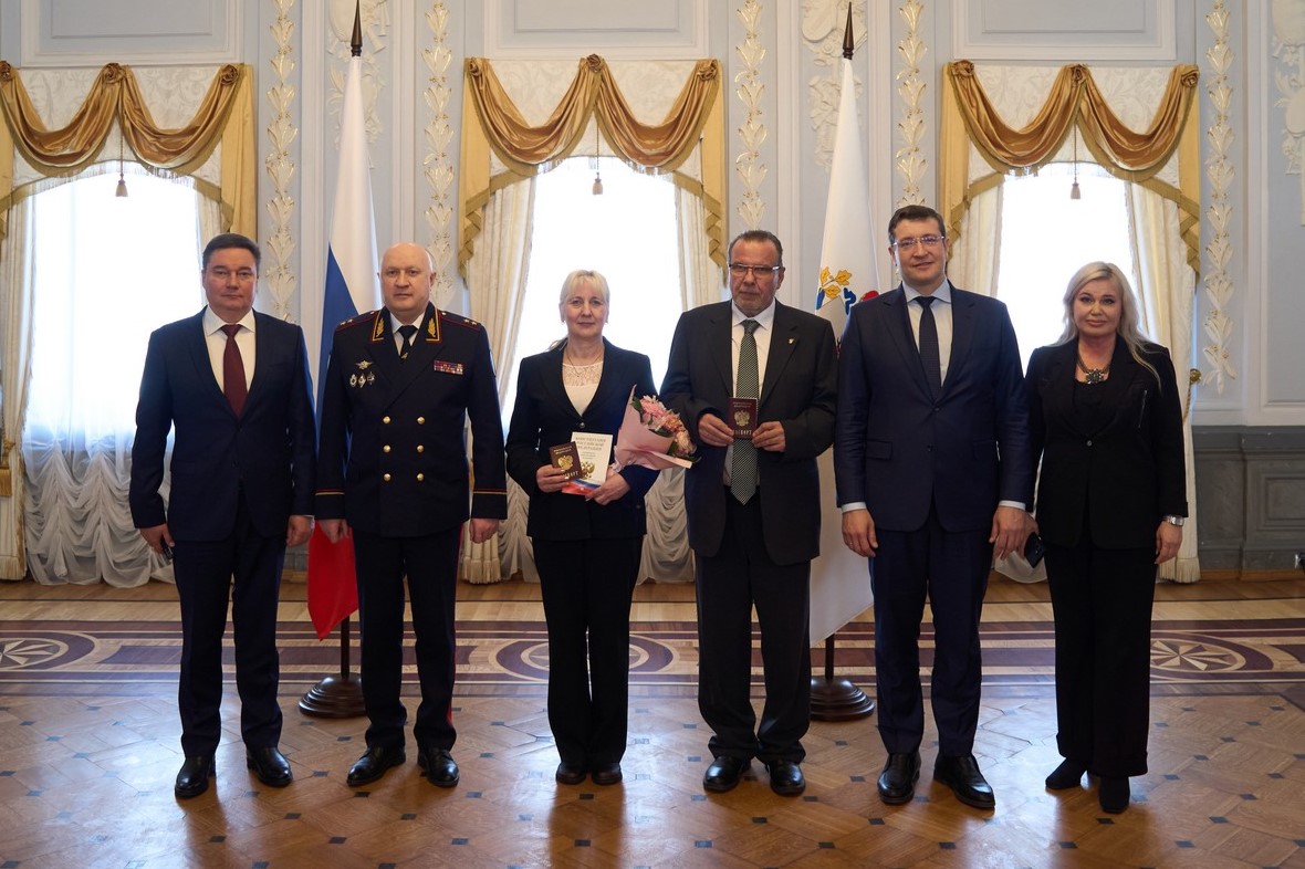 Паспорта супругам Кирш вручили губернатор Глеб Никитин и начальник нижегородского МВД России Юрий Арсентьев