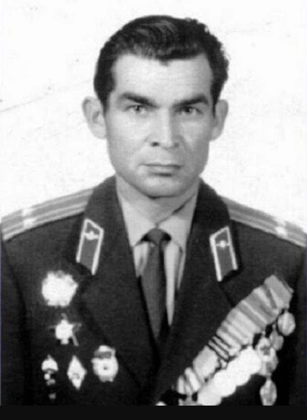 Дед Карины - Шарип Минигулов - фронтовик, прошёл путь от рядового десантника до заместителя командира дивизии ВДВ