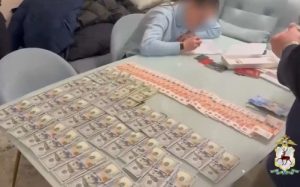 Деньги не поместились на столе: главврача нижегородской больницы и его дочь заподозрили в мошенничестве