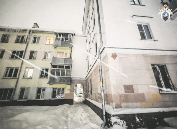 Школьник пострадал после падения глыбы льда с крыши в Нижнем Новгороде