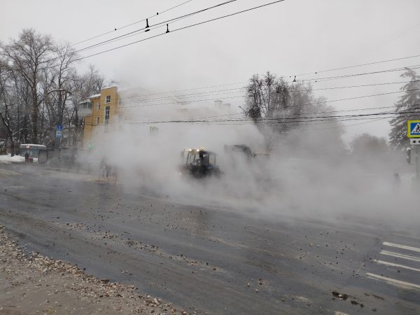 Движение на улице Ванеева частично ограничили из-за аварии на теплосети