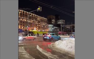 Улицу Горького в Нижнем Новгороде залило кипятком из-за утечки на теплосети