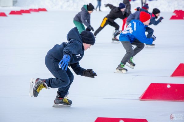«Лёд надежды нашей»: поклонники бега на коньках соревновались на стадионе «Труд»