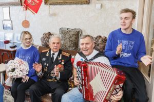 Волонтеры Победы поздравляют ветеранов ВОВ с Днем защитника Отечества