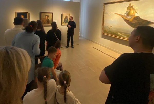 В День защитника Отечества в НГХМ прошла экскурсия для ветеранов СВО и их&nbsp;семей