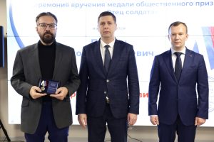Андрей Гнеушев вручил нижегородцам медали «Отец солдата»