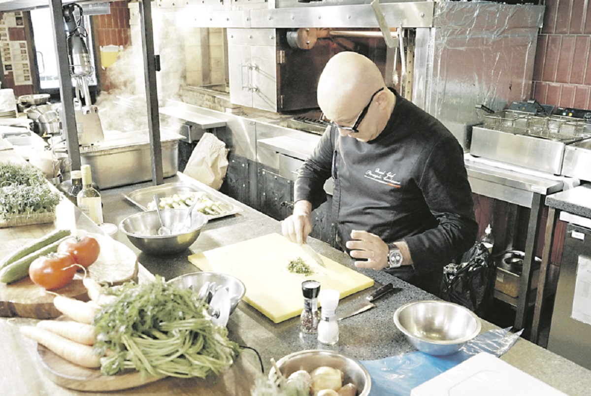 Пьер Карбонара в своих блюдах часто сочетает непривычные для российского зрителя продукты