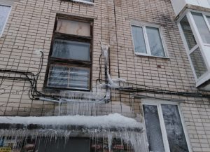 «На крыше образовался целый бассейн»: дом на Сортировке затапливает из-за дырявой кровли&nbsp;