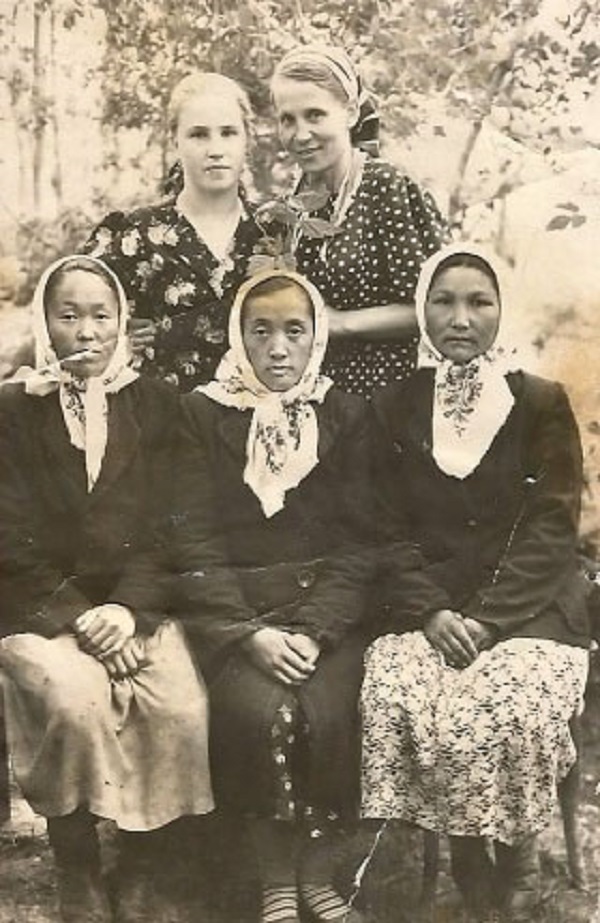 Любовь Масько (слева в верхнем ряду) перед поездкой на целину