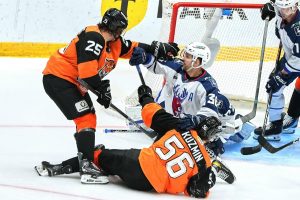 Выжать максимум: как хоккеисты «Торпедо» выиграли два тяжелых матча на Дальнем Востоке