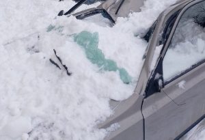 Наледь упала с крыши на автомобиль? Рассказываем, куда обращаться и как взыскать ущерб&nbsp;