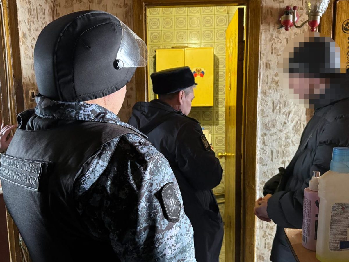 Двух нижегородцев выселили из проданной квартиры родственника