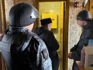 Двух нижегородцев выселили из проданной квартиры родственника