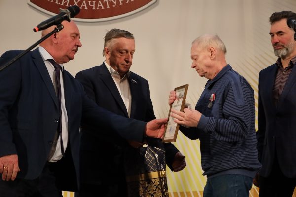 В школе искусств им. Хачатуряна прошло награждение медалью «Отец солдата»