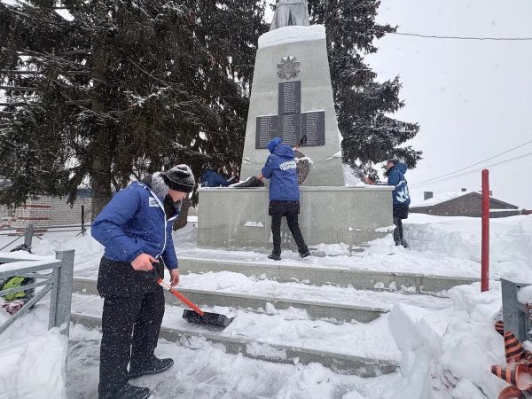 В Новопокровском очистили от снега памятник героям Великой Отечественной войны