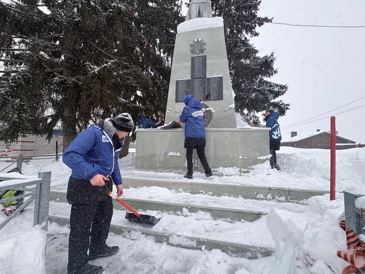 В Новопокровском очистили от снега памятник героям Великой Отечественной войны