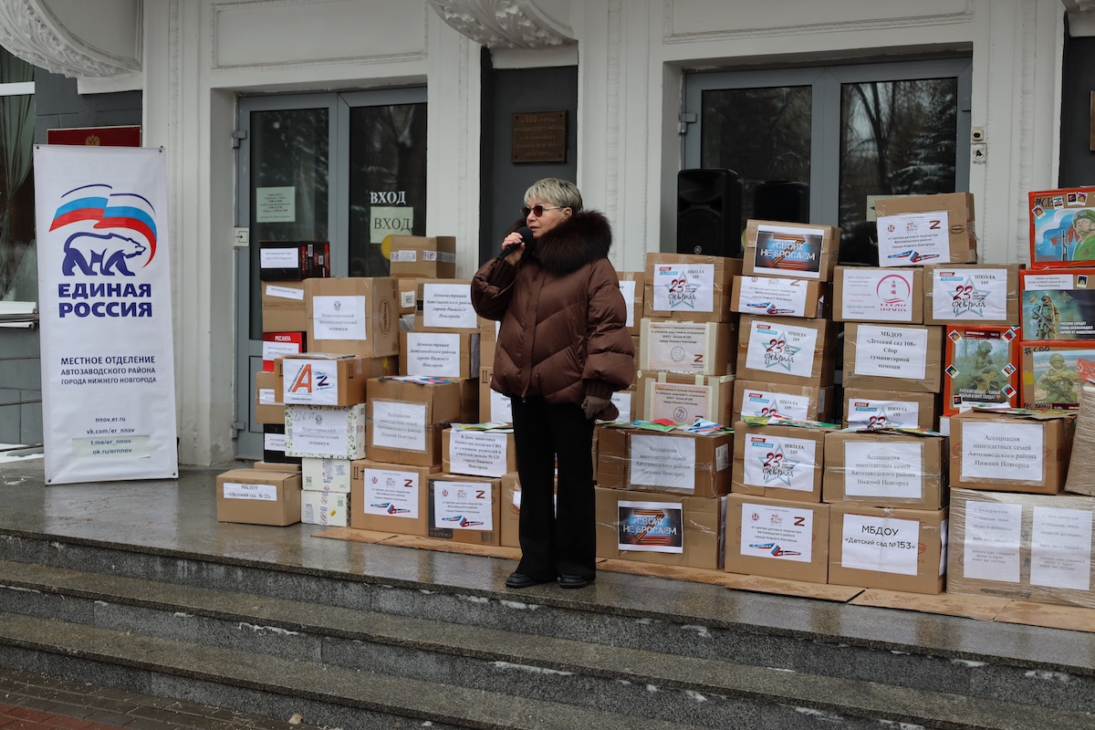 Автозаводцы собрали посылки для бойцов к 23 февраля