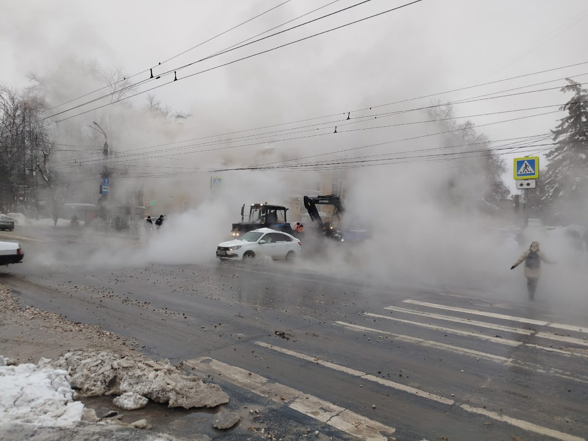 Улицу Ванеева в Нижнем Новгороде залило кипятком