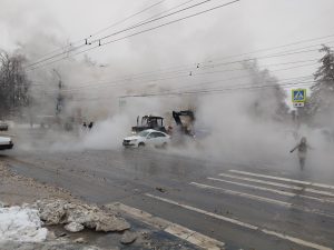 Улицу Ванеева в Нижнем Новгороде залило кипятком