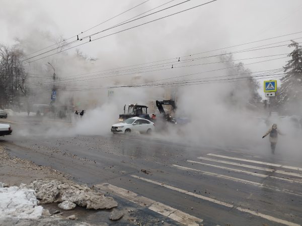 Улицу Ванеева в Нижнем Новгороде залило кипятком