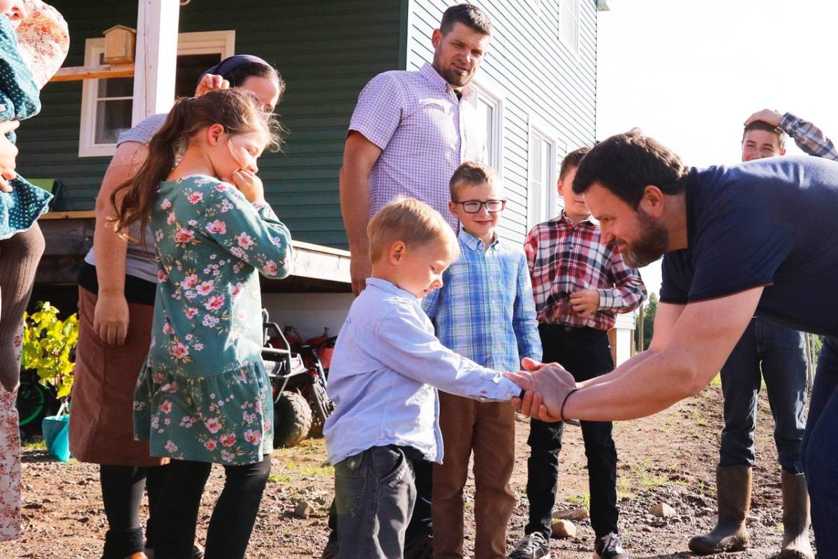 Летом 2025 года депутат побывал в гостях на ферме Фейнстра