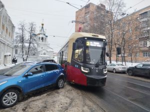 Более 80 часов не работали нижегородские трамваи из-за припаркованных машин