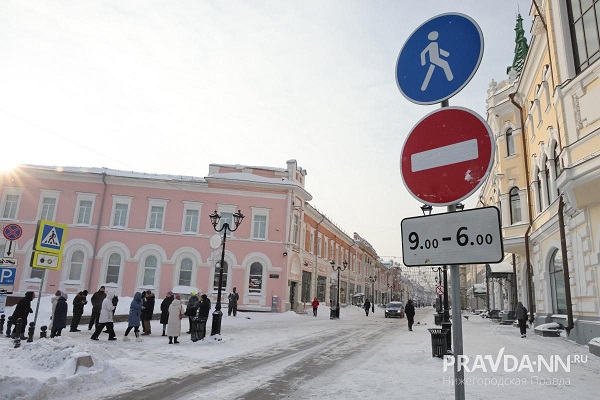На улице Большой Покровской поставили знаки, запрещающие въезд автомобилей