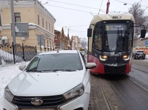 Более 230 тысяч рублей взыскали с автомобилистов из-за простоя трамваев