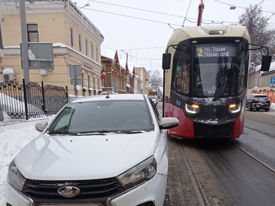 Более 230 тысяч рублей взыскали с автомобилистов из-за простоя трамваев