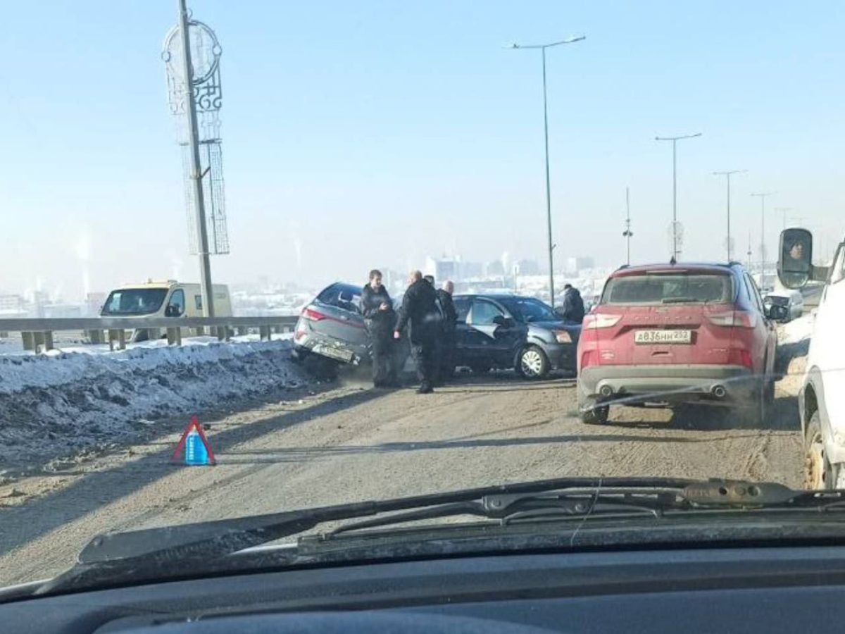Жесткая авария произошла на метромосту