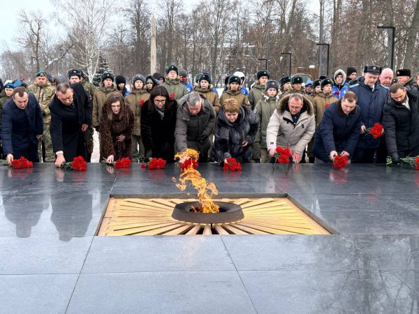 300 нижегородцев возложили цветы к Вечному огню в Нижегородском кремле