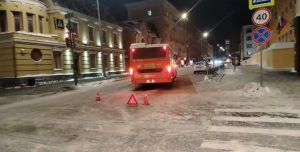 Молодой человек пострадал в ДТП с автобусом, когда переходил дорогу на красный