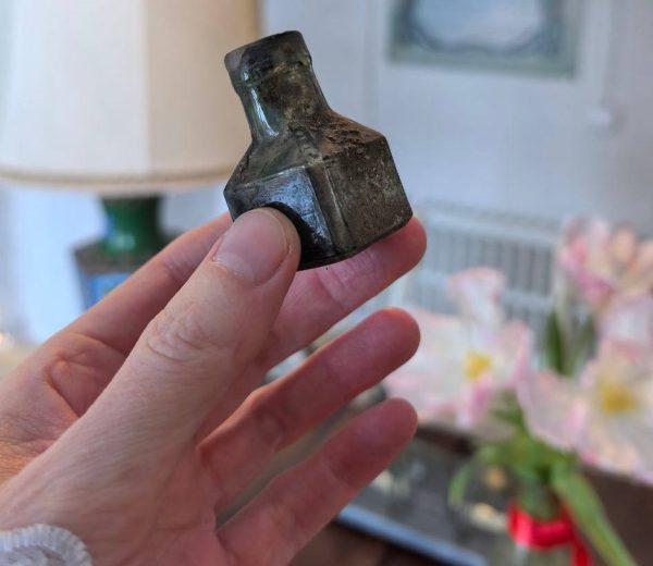 Старинный пузырёк обнаружили в доме провизора Эвениуса в Нижнем Новгороде