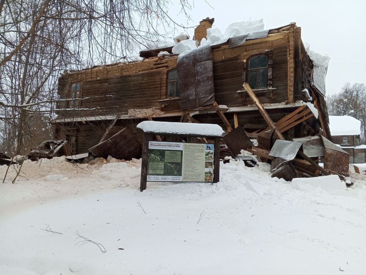 Снег обрушил крышу старинной усадьбы Левашовых в Нижегородской области