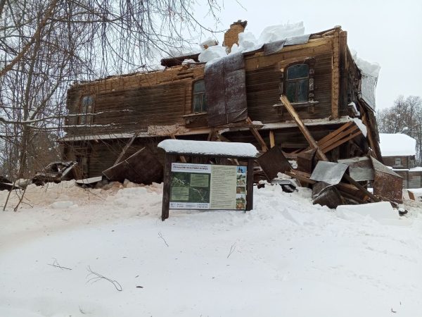 Снег обрушил крышу старинной усадьбы Левашовых в Нижегородской области