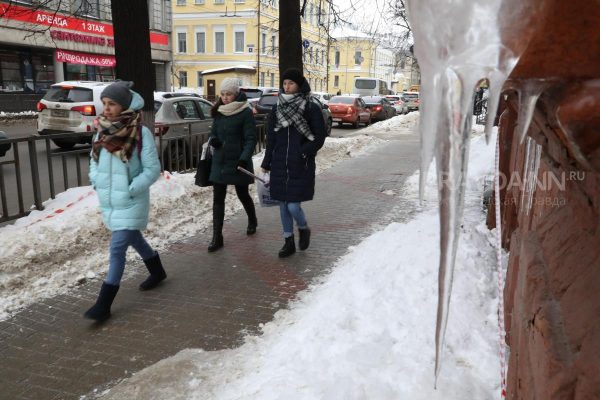 Огромные сосульки продолжают угрожать нижегородцам: удастся ли избежать повторения трагедий