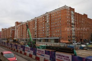 Монолитную плиту для спецтехники собирают на стройплощадке метро на Горького