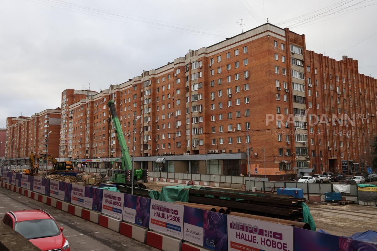 Монолитную плиту для спецтехники собирают на стройплощадке метро на Горького