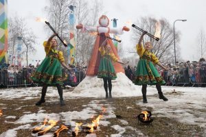 От прялочных донец до блинов с квашеной капустой: как раньше нижегородцы праздновали Масленицу  