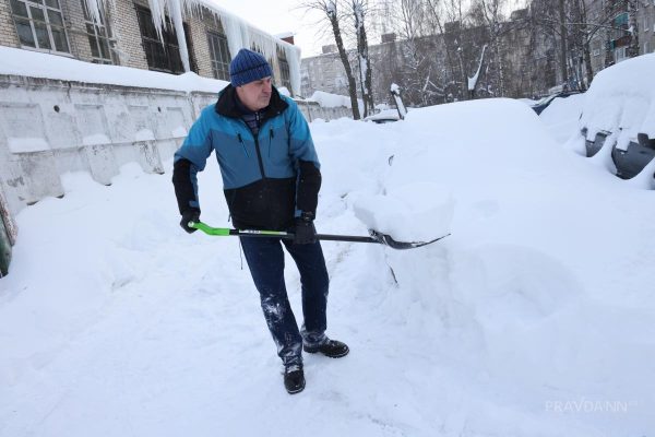 Нижегородцев предупредили об опасности уборки снега для сердца